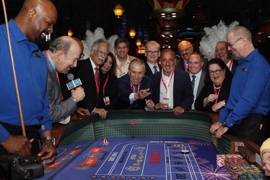 casino guests dice throw