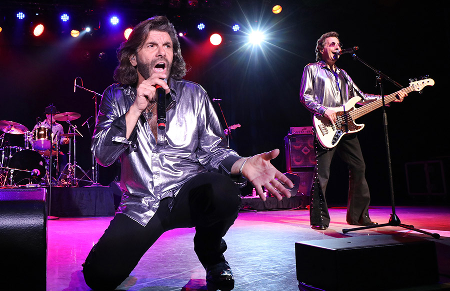 new york bee gees concert photos 2023 resorts casino